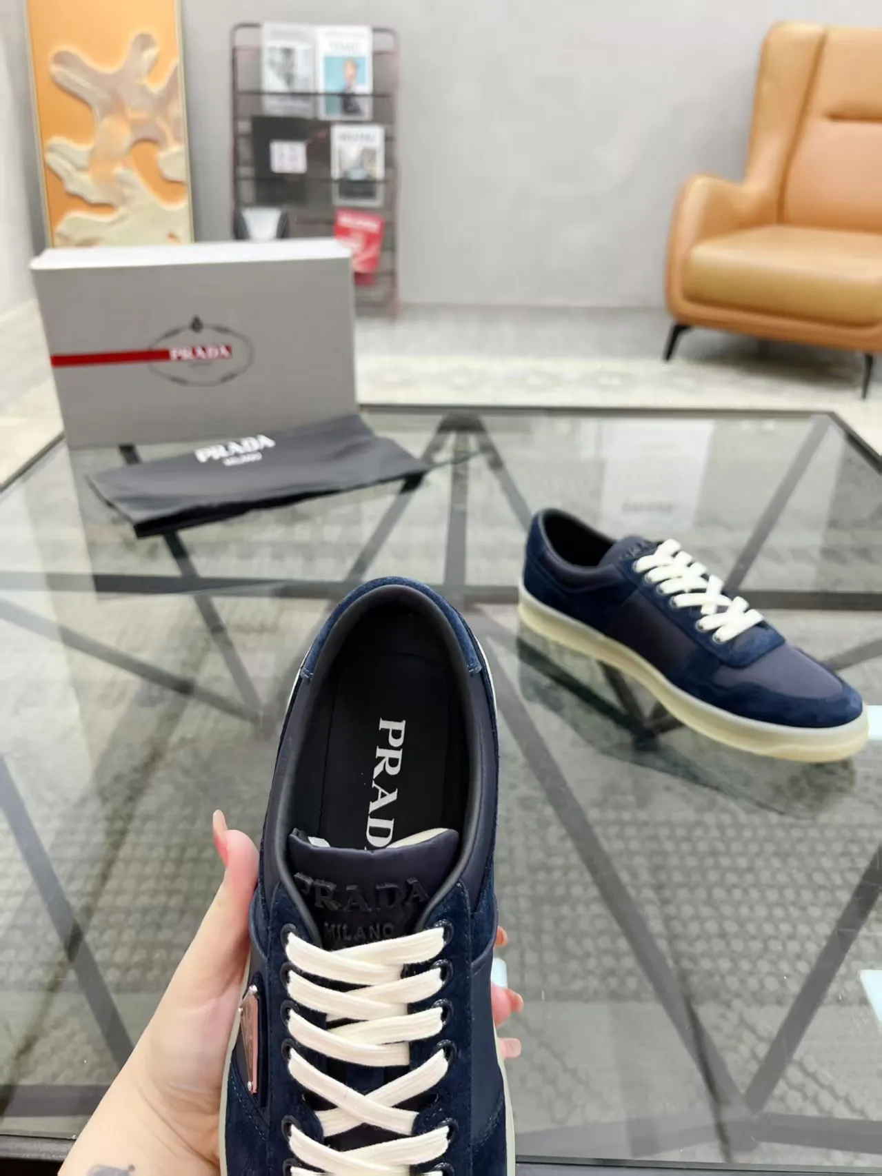 P380 Yuan 38-45 Prada Prada’s new men’s leather sports shoes, the highest version on the market, any comparison is welcome🆚! The original leather has excellent texture and is super high-end! Fetal sheep net lining imported from Italy, removable pad! Luxurious materials and fine workmanship, highly recommended!